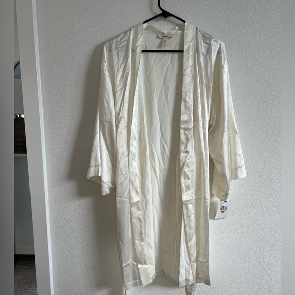 Brand New Vera Wang Bridal Vanilla Robe size Small - Picture 1 of 5
